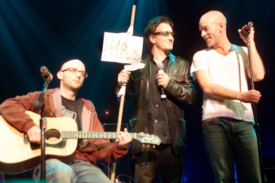  Moby, Bono, and Michael Stipe perform at New Yorkers Against Violence, an event to raise money for victims of 911