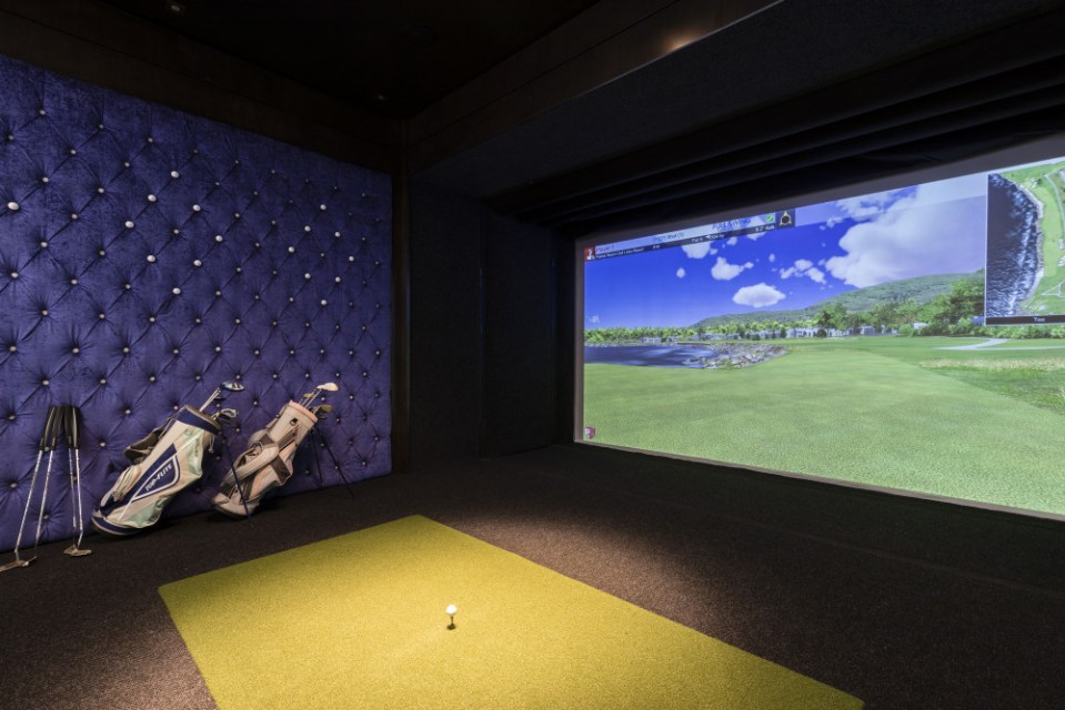  Golfing fans can practise their swing