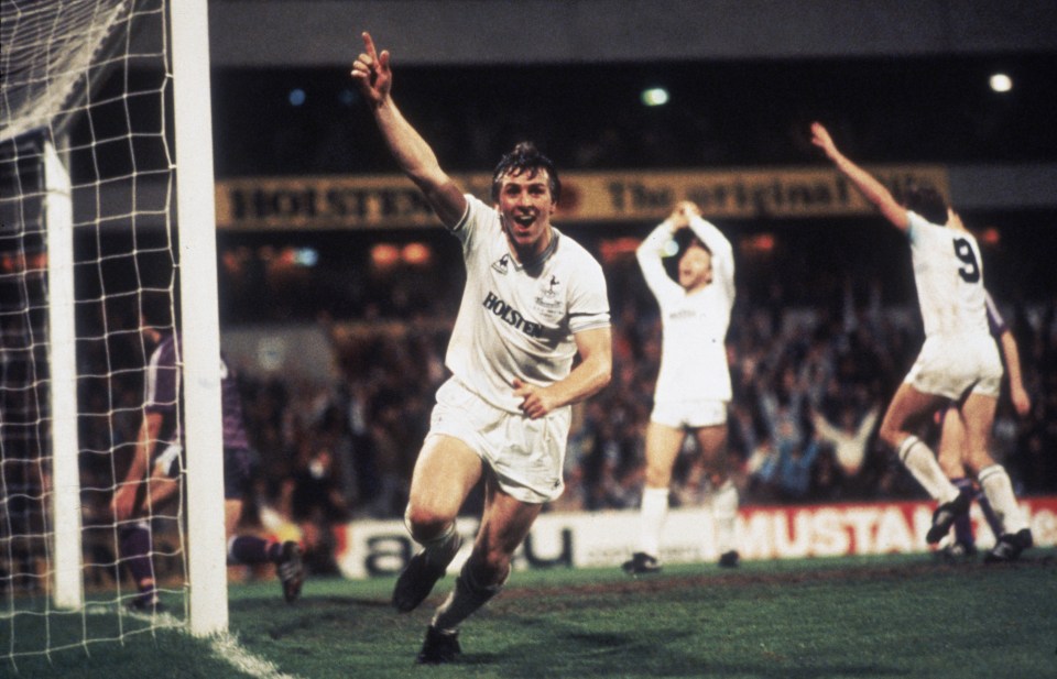  Graham Roberts scores the equaliser - Spurs drew 1-1 with Anderlecht and would win the two-leg tie on penalties