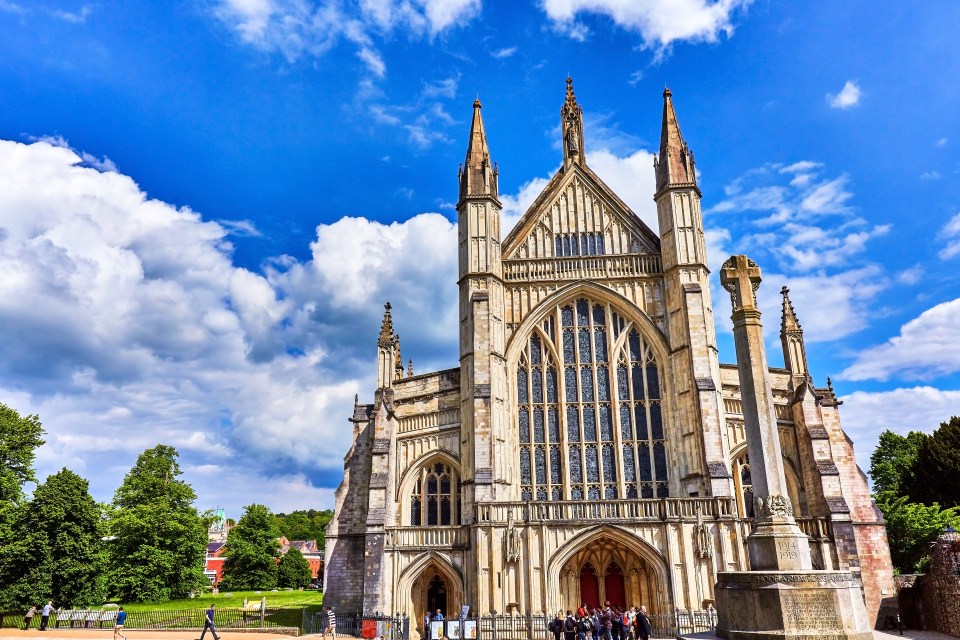  King Cnut is also thought to be buried at Winchester Cathedral