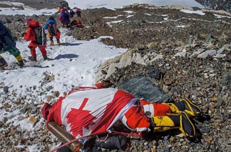  Climbers on their way to the summit must pass the bodies of those who died