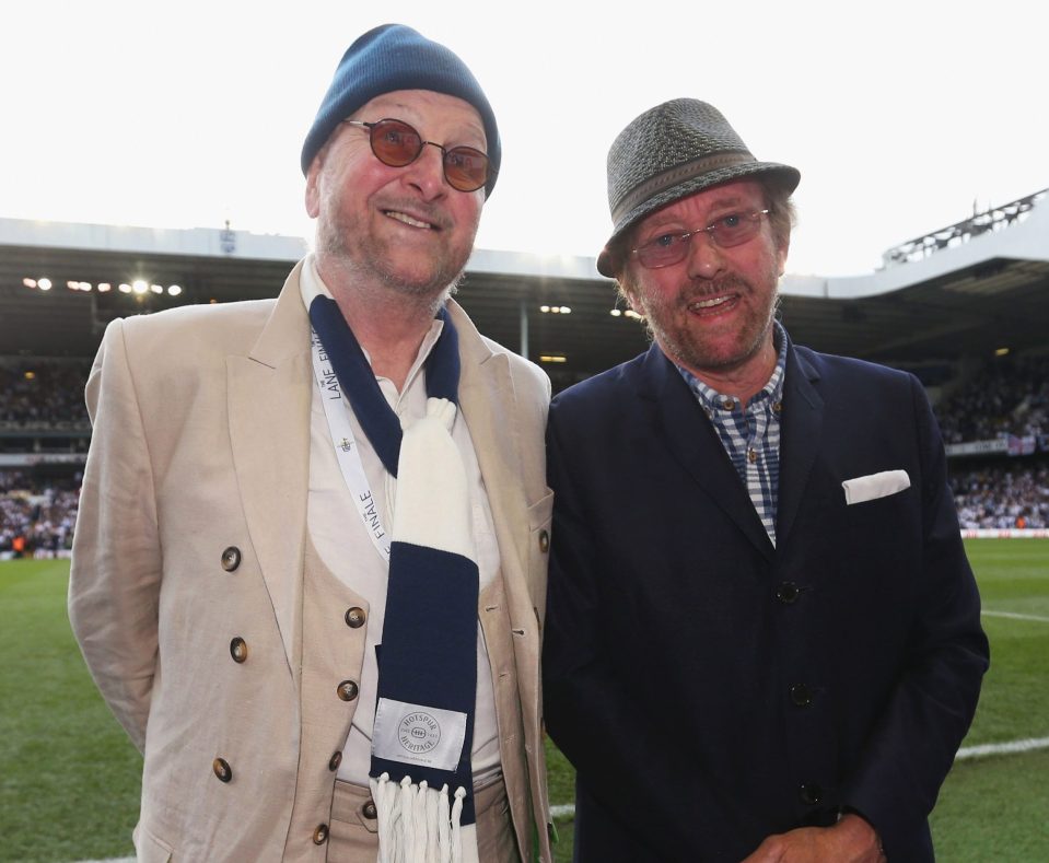  Dave Peacock, right, and Chas Hodges pose at White Hart Lane