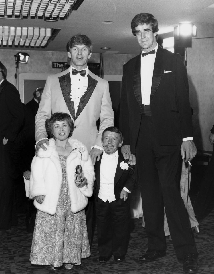  David Prowse, Peter Mayhew, Kenny Baker and his wife Eileen at the Star Wars: Episode V, The Empire Strikes Back film premiere in 1980