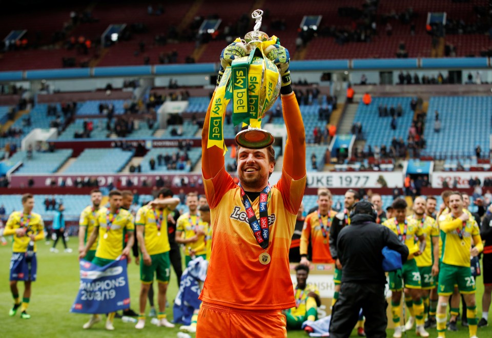  Canaries keeper Tim Krul celebrates with the trophy