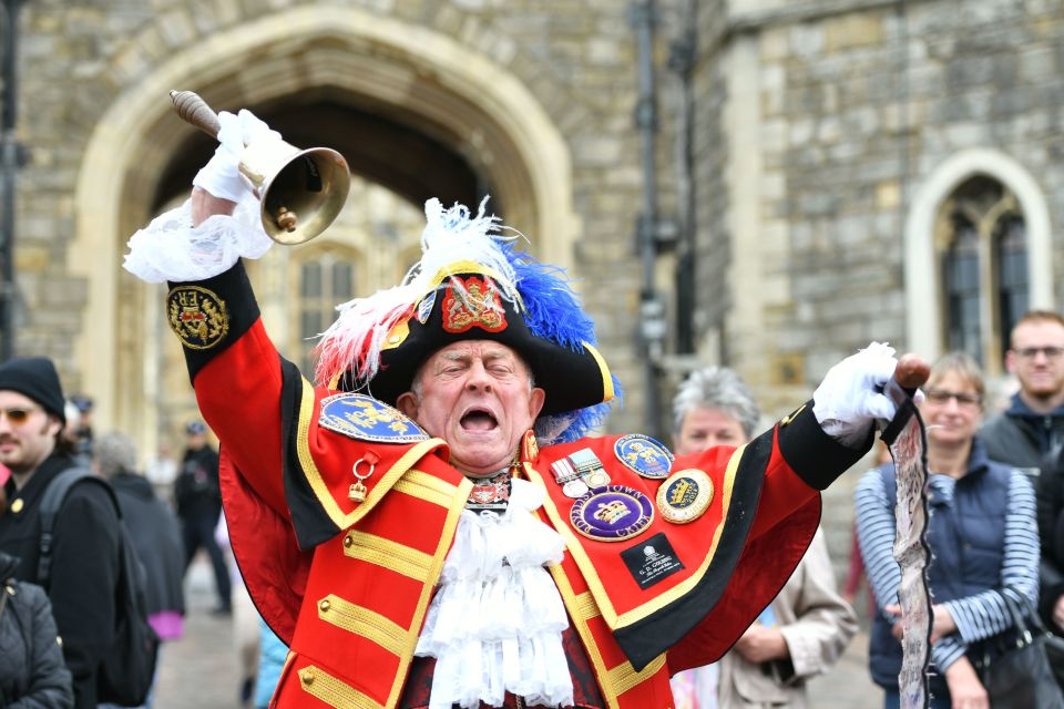  Windsor town crier Tony Appleton outside Windsor Castle following the news of the birth