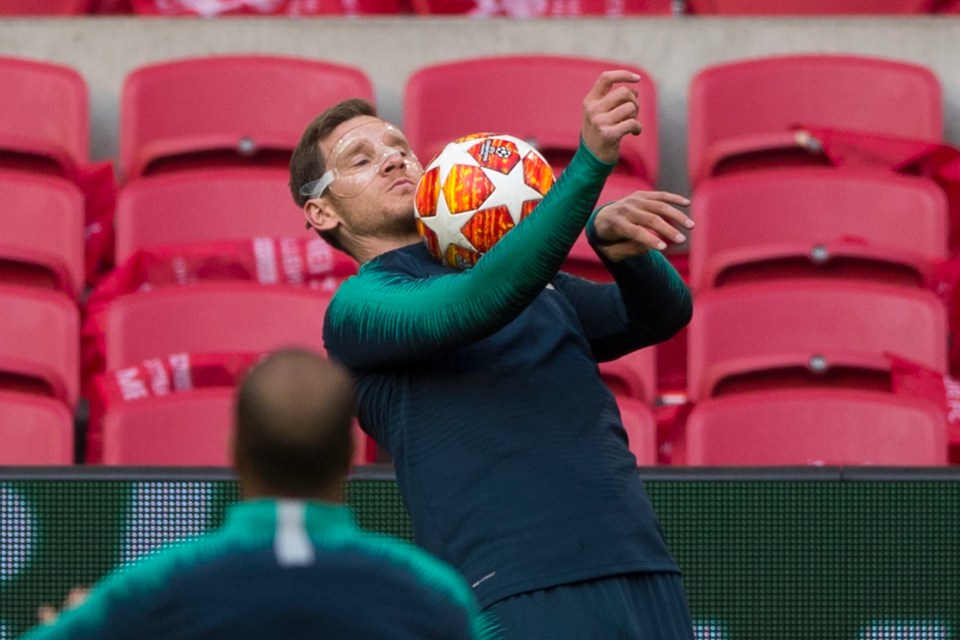  Jan Vertonghen wore a face mask as he prepared to return from his head injury