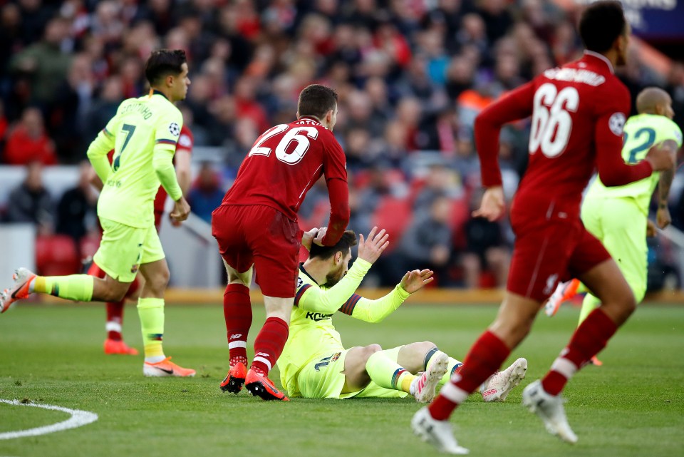  Andrew Robertson seemed to shove Lionel Messi in the back of the head