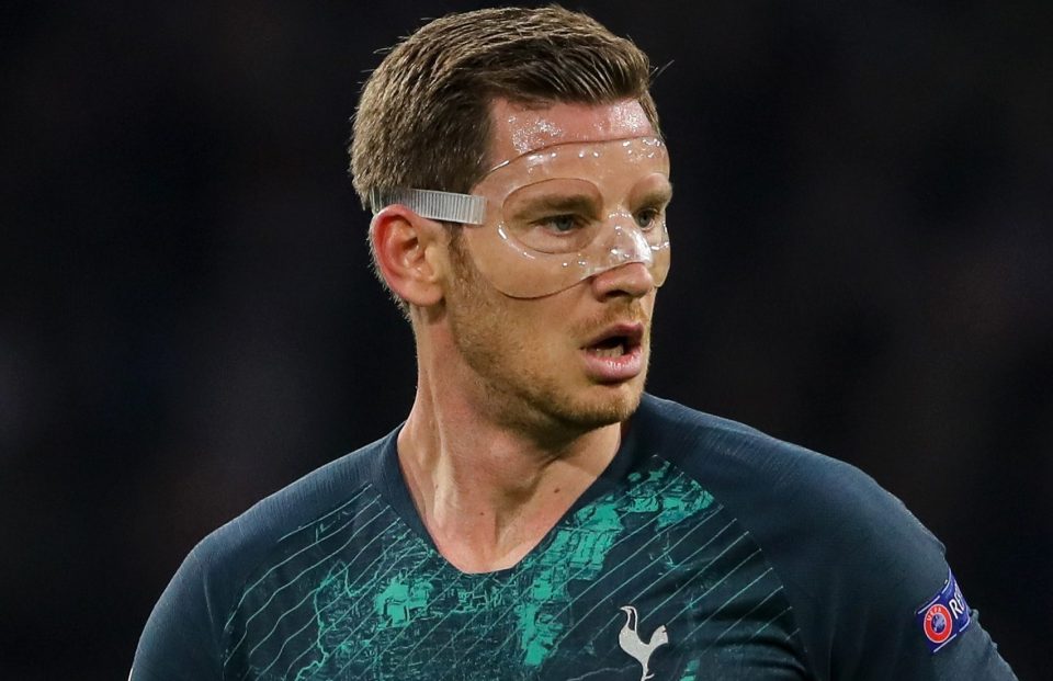  Jan Vertonghen wears a protective mask on his face for Tottenham's trip to Ajax