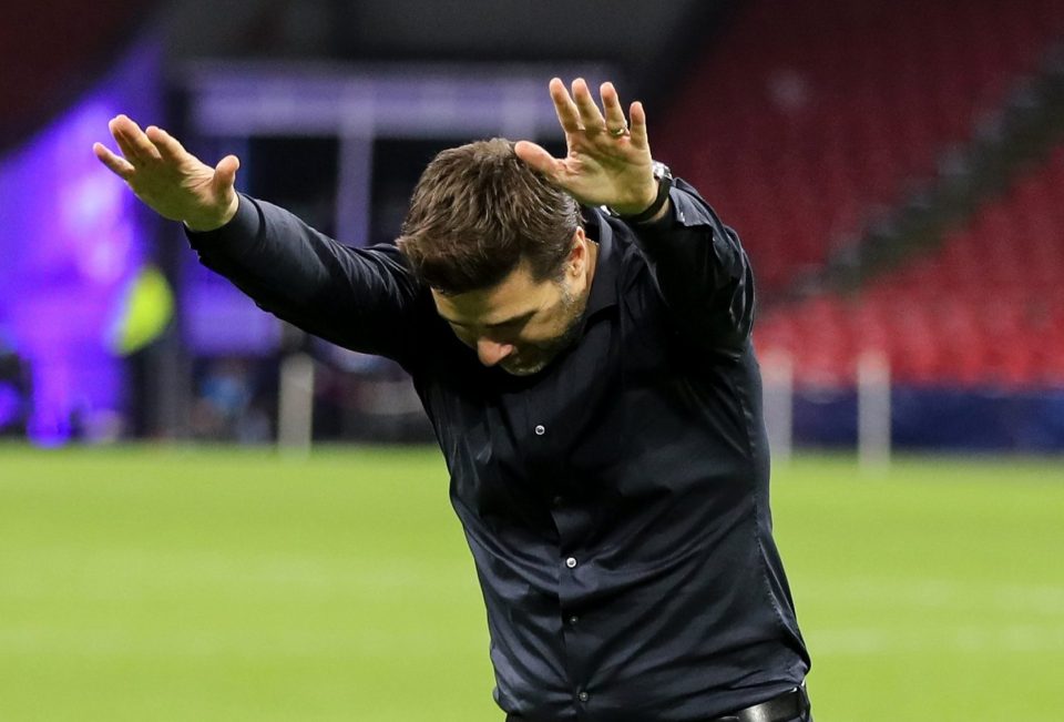  Mauricio Pochettino bowed down to the fans after his team's incredible comeback