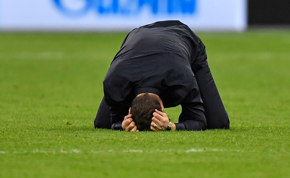  Mauricio Pochettino dropped to the ground as he struggled to control his emotions