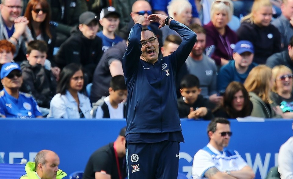 Maurizio Sarri shows his frustration as Chelsea miss a chance at Leicester