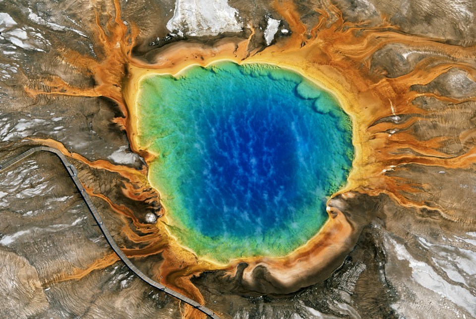  Yellowstone National Park is located in Wyoming, US