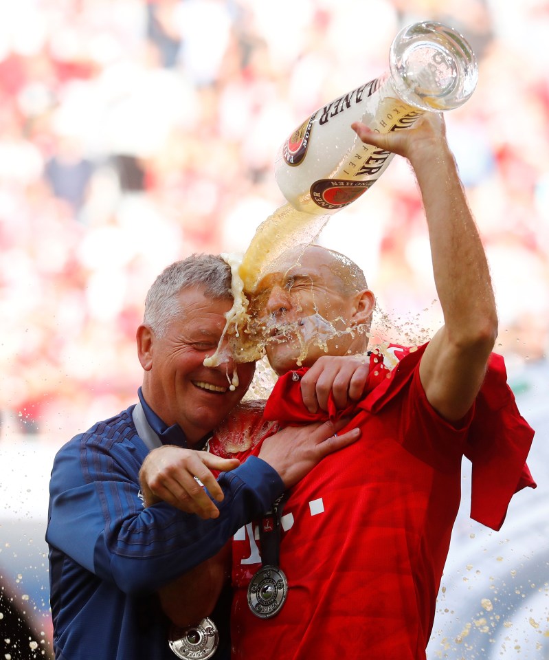 Robben toasts last season’s Bundesliga title in typical fashion