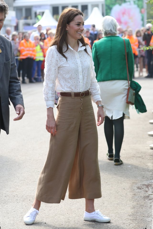  Kate Middleton wore brown wide-legged trousers and a white blouse for this morning's visit to the Chelsea Flower Show