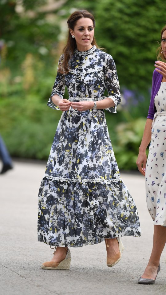  Kate Middleton arrives at the Chelsea Flower Show to show off her design to her family