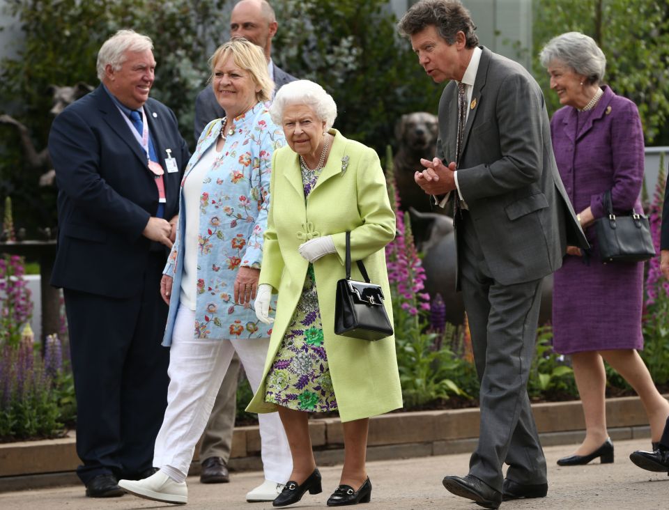  Wearing a floral dress, Queen Elizabeth made her way to the garden displays