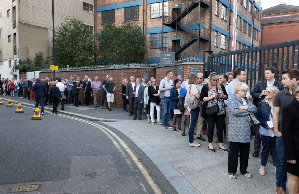 Thousands of supporters queued around the block to get in