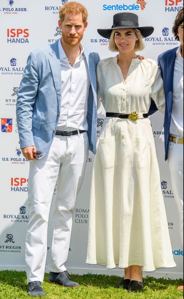  Prince Harry poses with Delfina Blaquier before the match