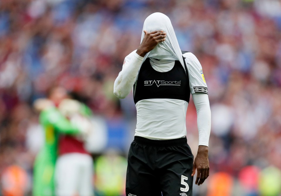  Defender Fikayo Tomori will be kicking himself for not taking control for Villa's second goal