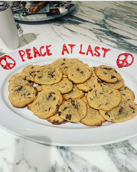  Katy shared a snap of the peace offering