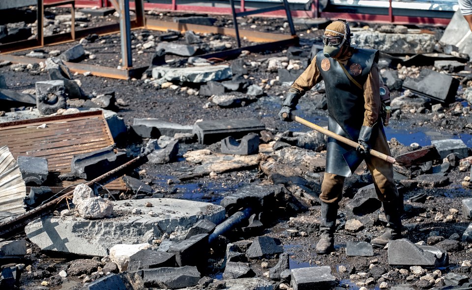  Volunteers in protective clothing and gas masks were allowed to spend only 90 seconds each on the roof to remove as much debris as possible