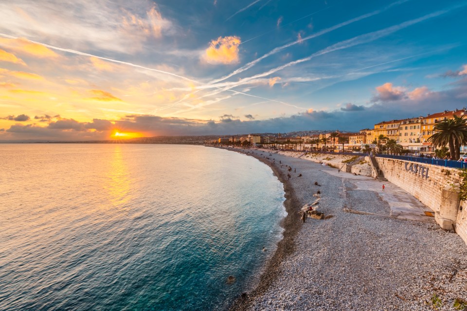  Watch the sunset over the seafront with a glass of wine