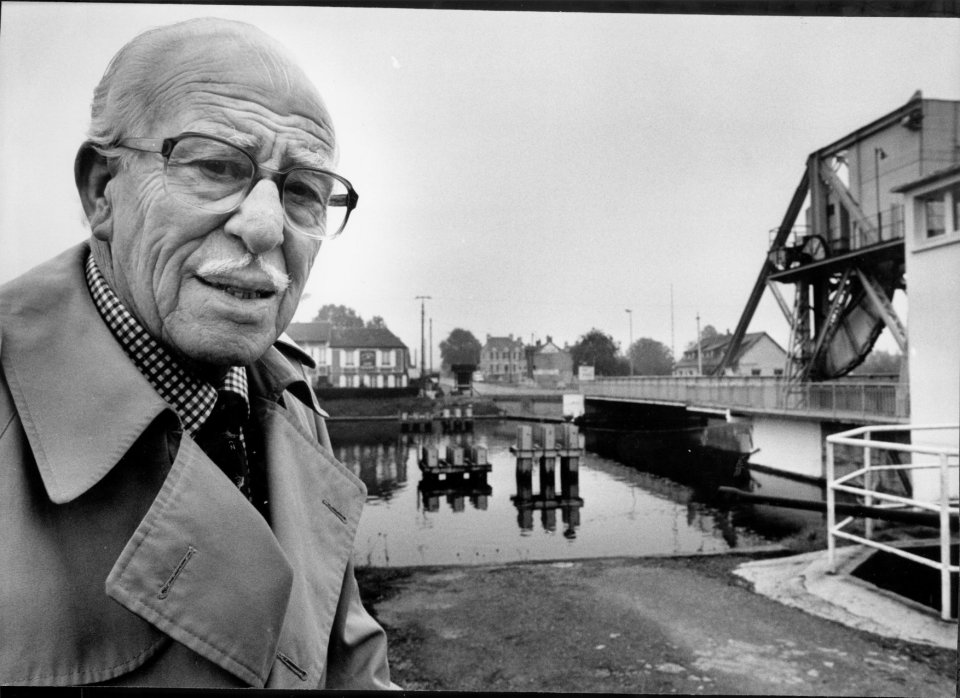  Major John Howard lead the glider assault on Pegasus Bridge