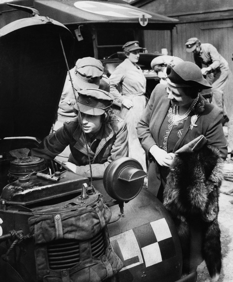  The President paid tribute to the Queen's wartime work as a mechanic and mentioned this famous photo