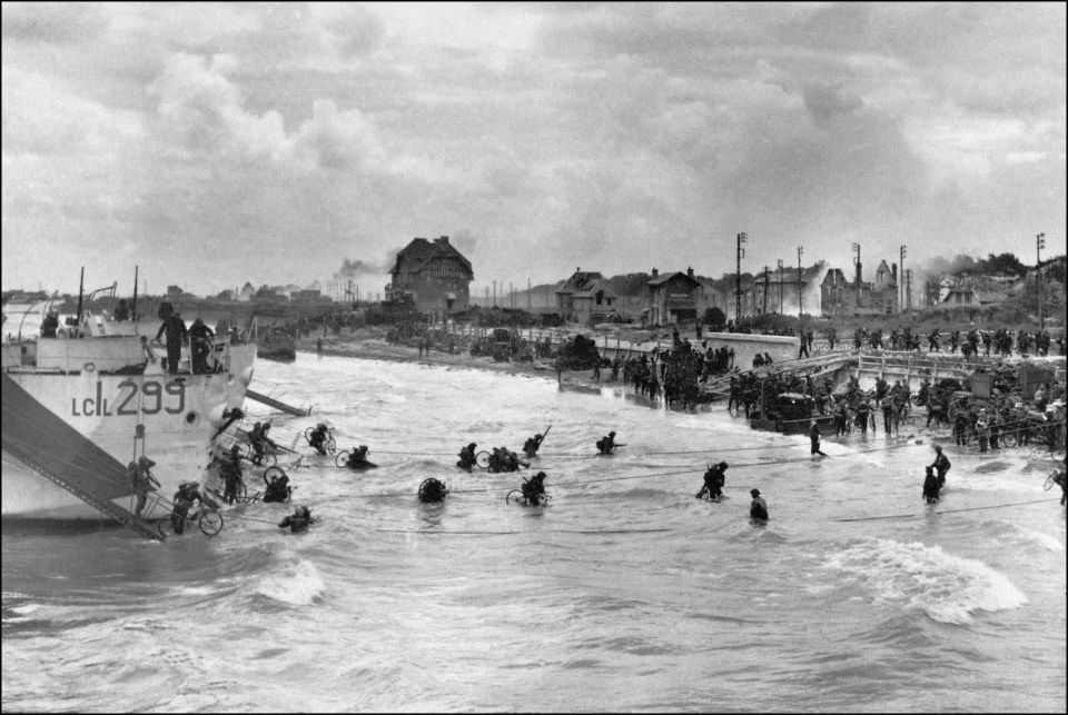  Canadian soldiers land with their bicycles at Juno Beach in Bernieres-sur-Mer