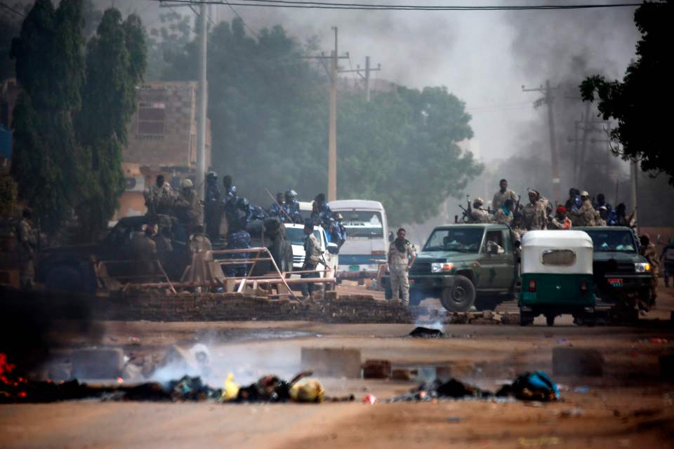  Sudanese forces gather outside Khartoum's military headquarters to disperse sit-ins