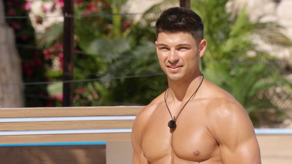  Love Island 2019 episode 1 recap: Anton made a rather bad impression on the girls but still managed to scoop himself Amy