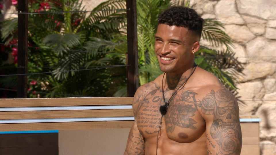  Love Island 2019 episode 1 recap: Michael couples up with Lucy - the only girl to step forward for him