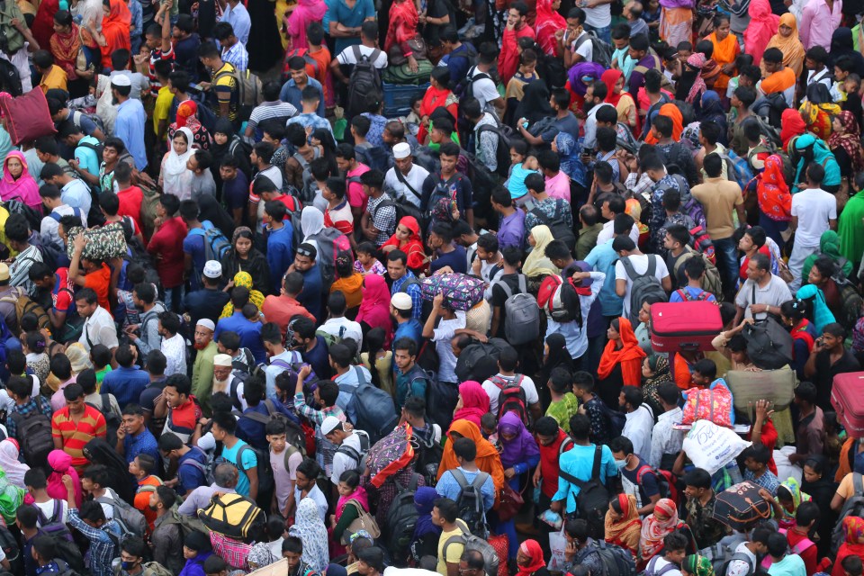 People could be seen carrying heavy bags or transporting their belongings on their head