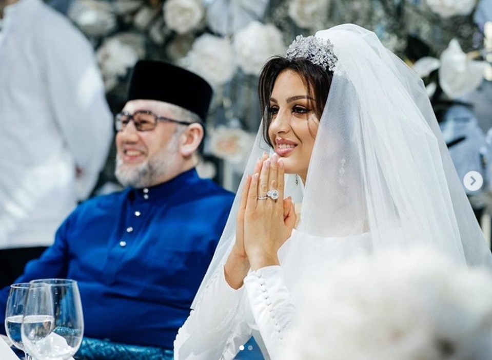  Oksana married her Muhammad V of Kelatan, who is 24 years her senior