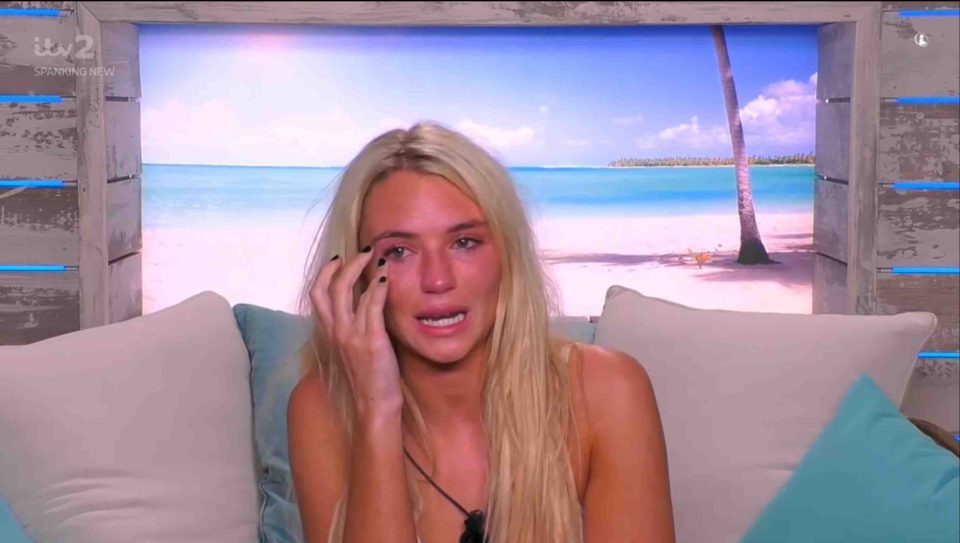  Teary Lucie broke down after Joe told her to stay away from the other boys in the villa