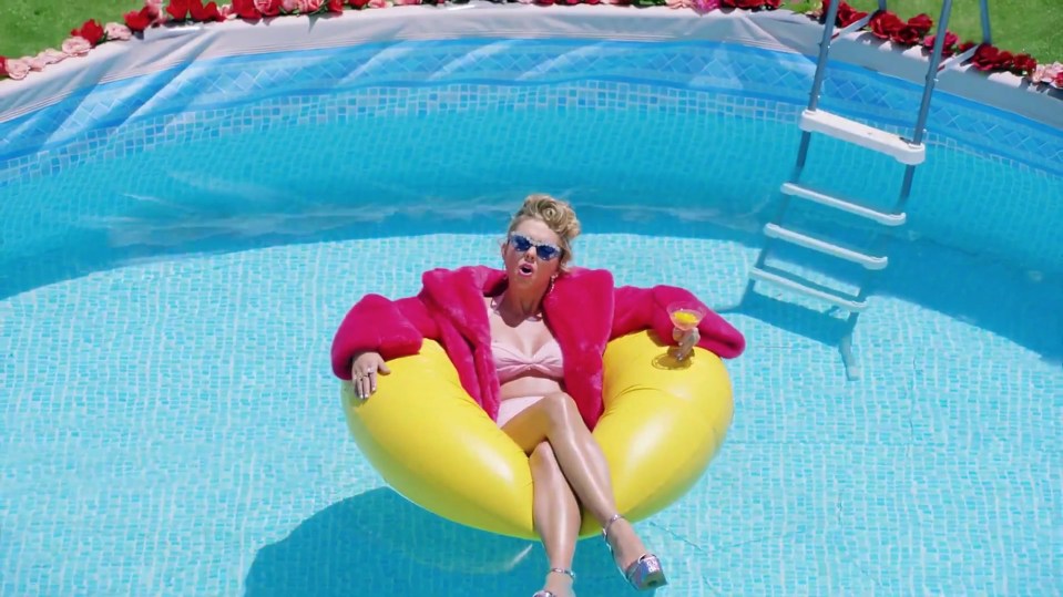  Taylor is also seen reclining in a paddling pool