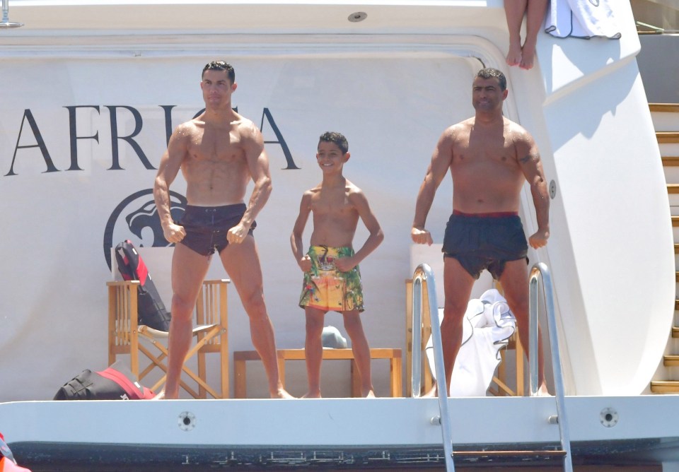 Ronaldo shows his son and brother how to do his trademark body builder pose