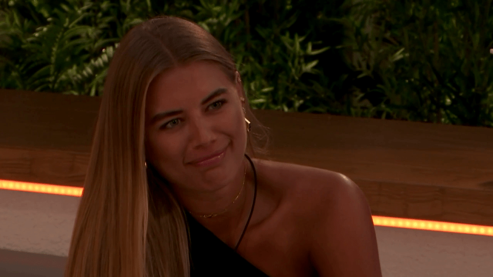  Arabella urges Danny to ditch his current partner