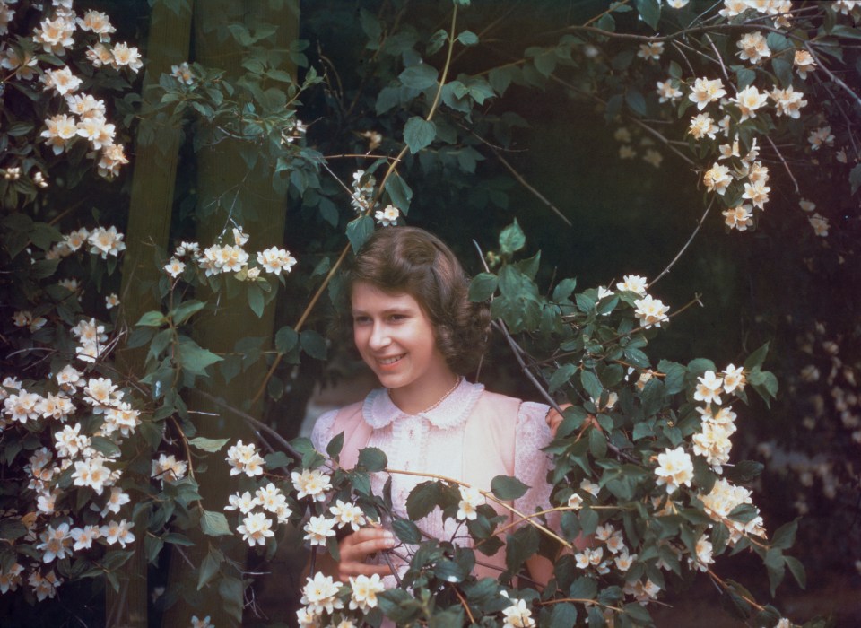  Surrounded by flowers on July 8, 1941, at the age of 15, at Windsor Castle in Berkshire