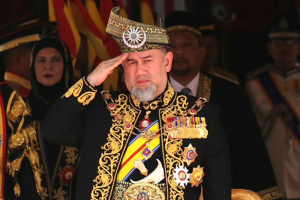  Sultan Muhammad V of Kelantan gave up the throne just months after their marriage