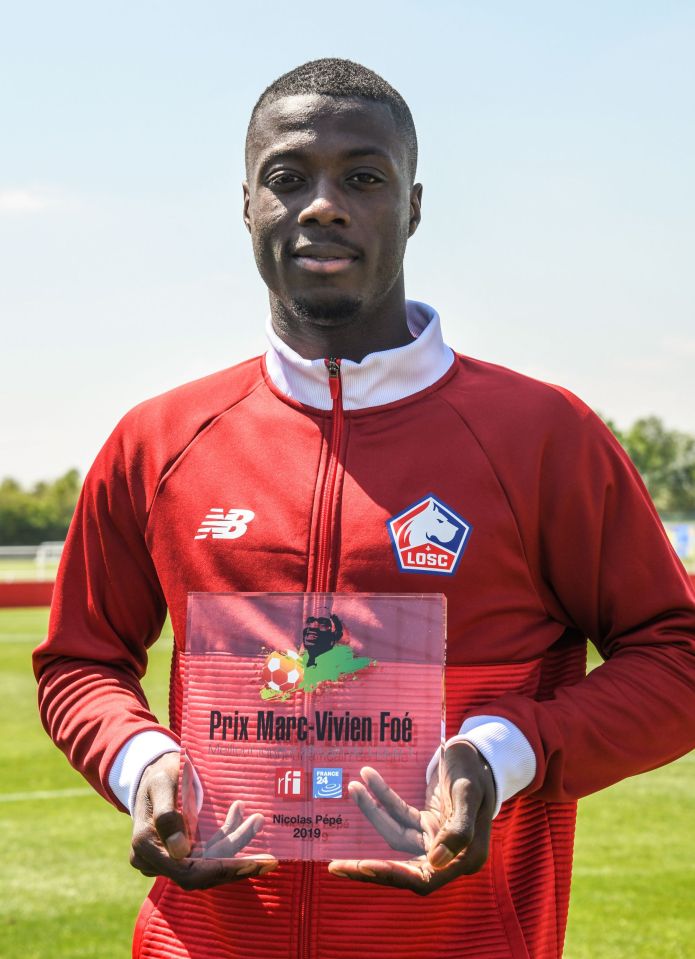  Pepe holds the trophy for the best African player of the 2018/19 season in Ligue 1