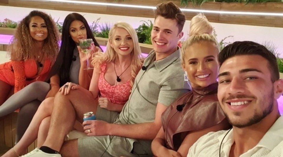  Amber, Anna, Amy, Curtis, Molly-Mae and Tommy pose for a selfie in the Love Island villa