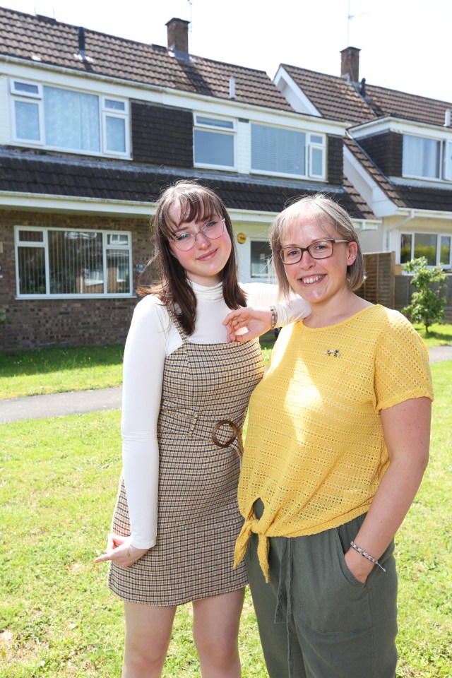  Jo Middleton, 39, with her daughter Belle, 17