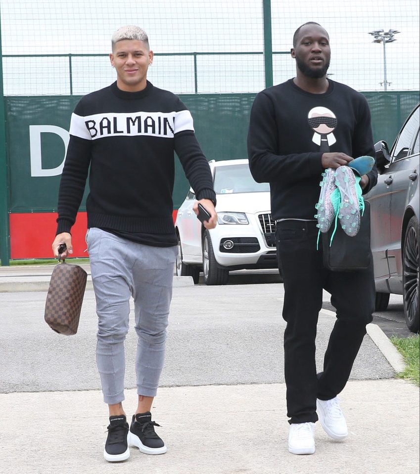  Marcos Rojo, with new dyed hair, and Romelu Lukaku arrive for training