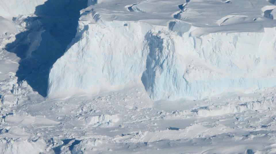  Scientists fear an unstoppable flow of ice from the Thwaites Glacier into the sea