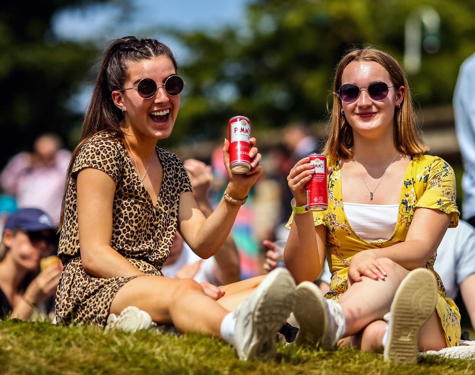  Spectators on Murray Mound enjoying some Pimms