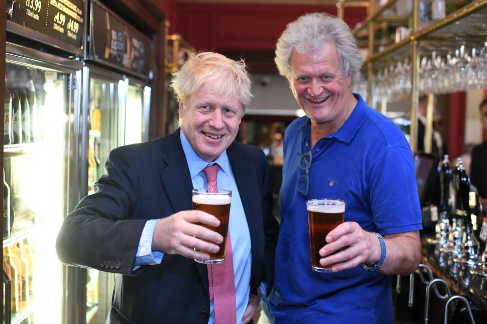  Boris Johnson and Tim Martin have a pint in Wetherspoons