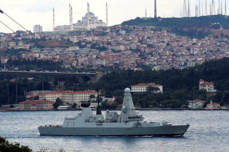  HMS Duncan (D37) sails in the Bosphorus, on its way to the Mediterranean Sea, in Istanbul