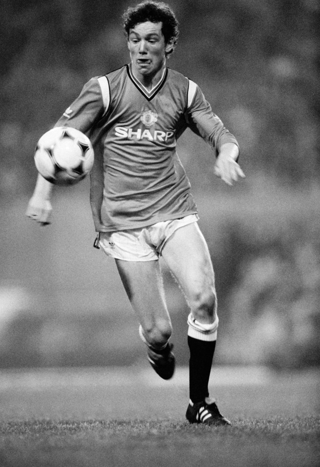  Mark Dempsey of Manchester United in action against Ipswich Town in the 1980s