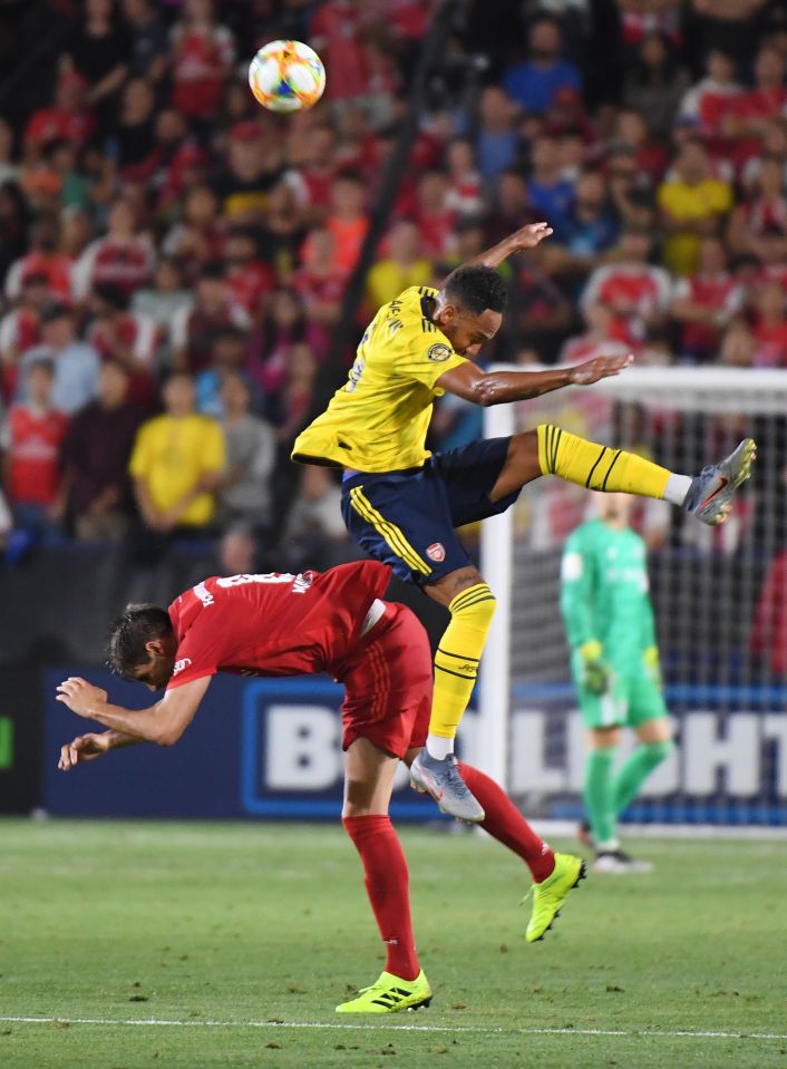  Pierre Emerick Aubameyang  clashes with Javi Martinez